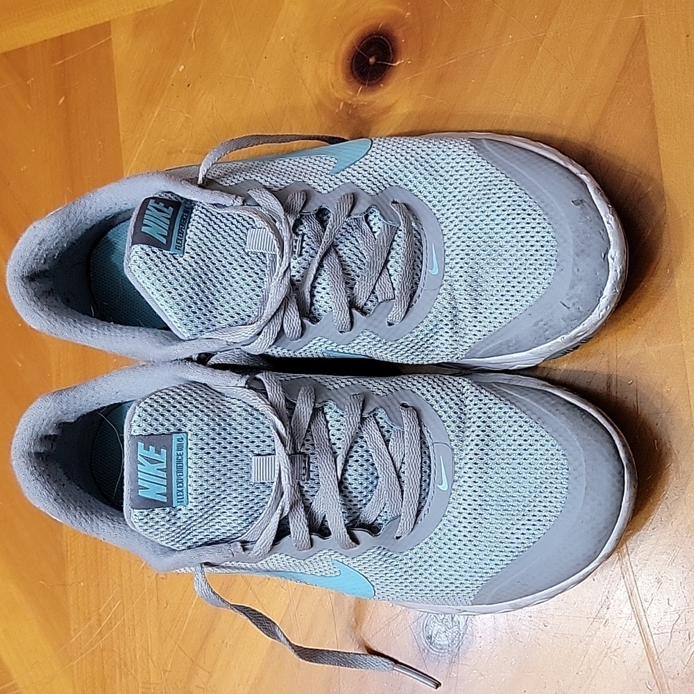 Size 8 nike shoes